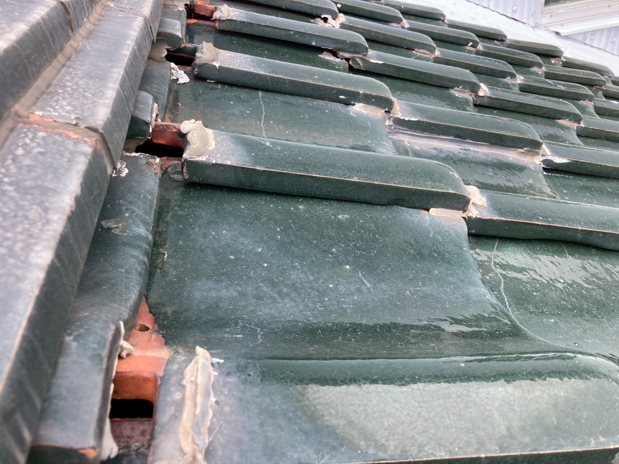 棟から瓦が外れている